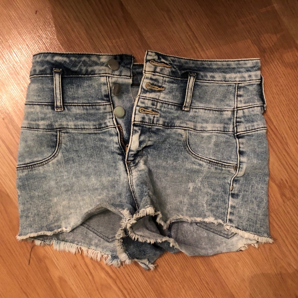 Cropped high-waisted acid wash jean shorts